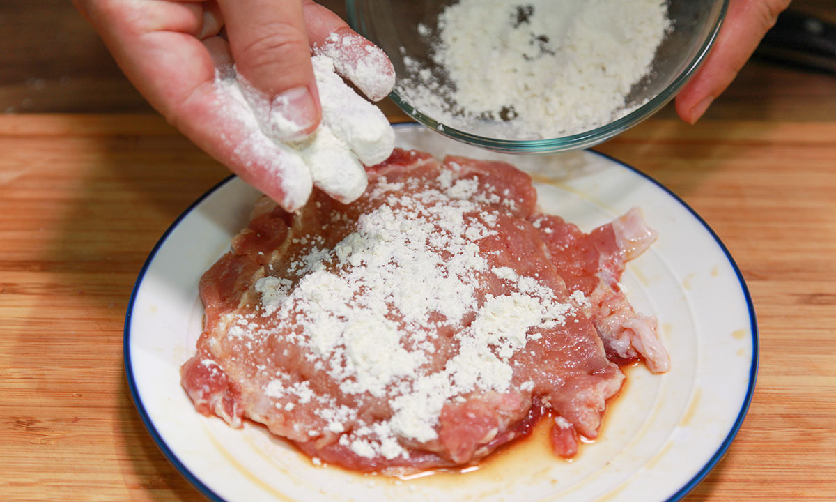 肉排表面沾上麵粉